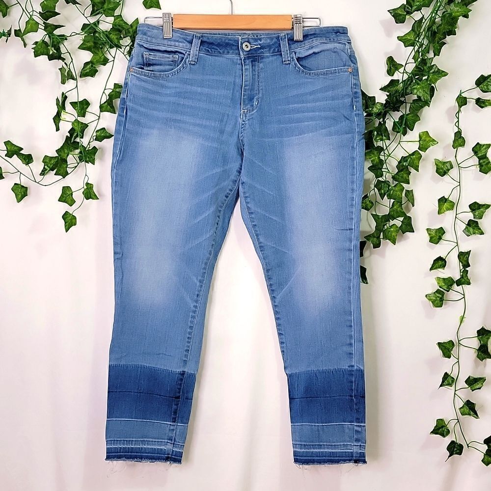 Arizona. Cropped Jeans. Trendy Hem. Size 11. EUC